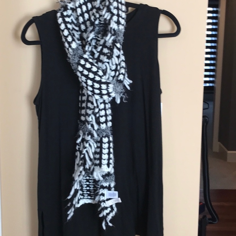 Loft black/white knit scarf